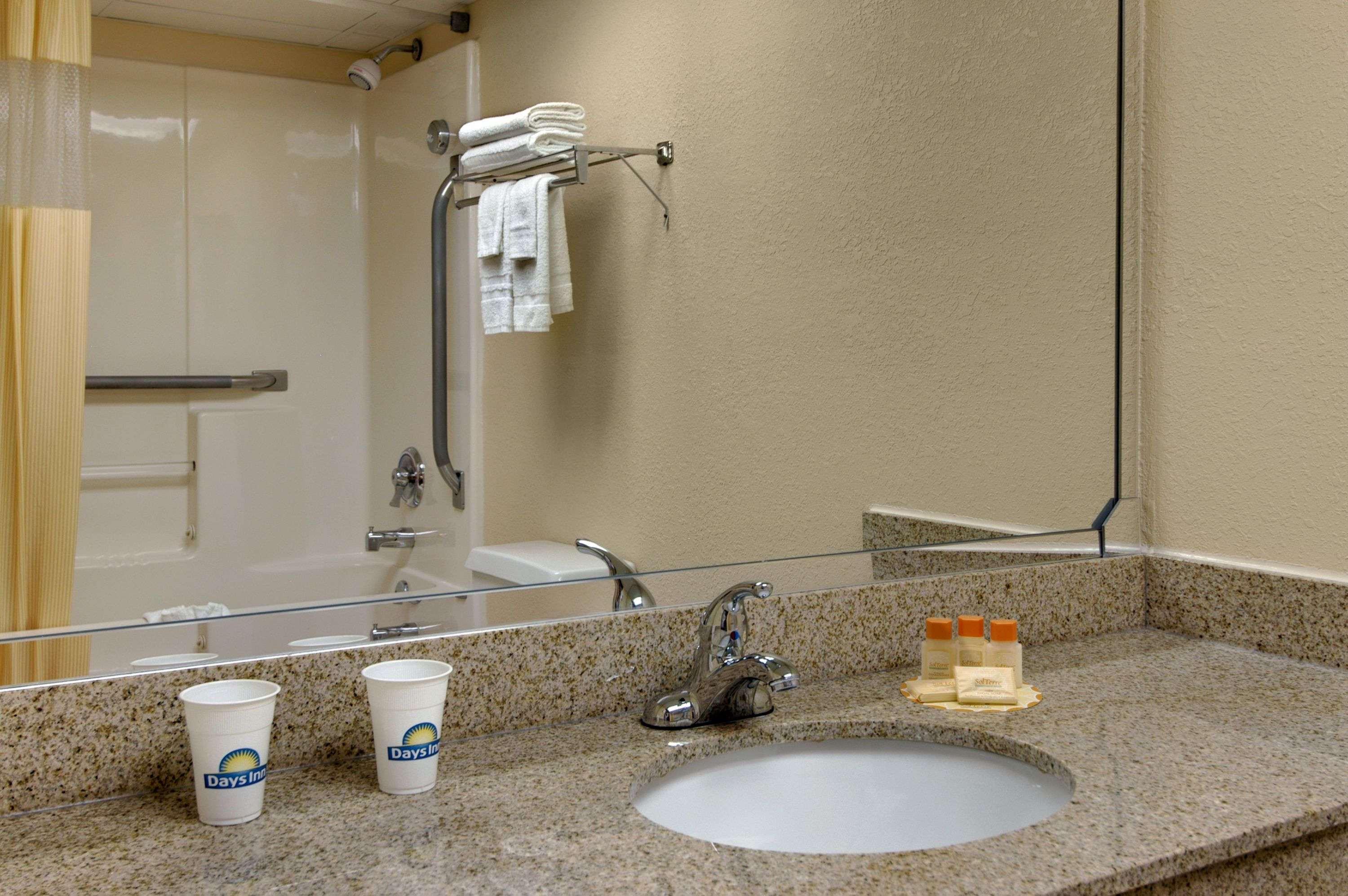 Days Inn By Wyndham Hillsborough Екстер'єр фото