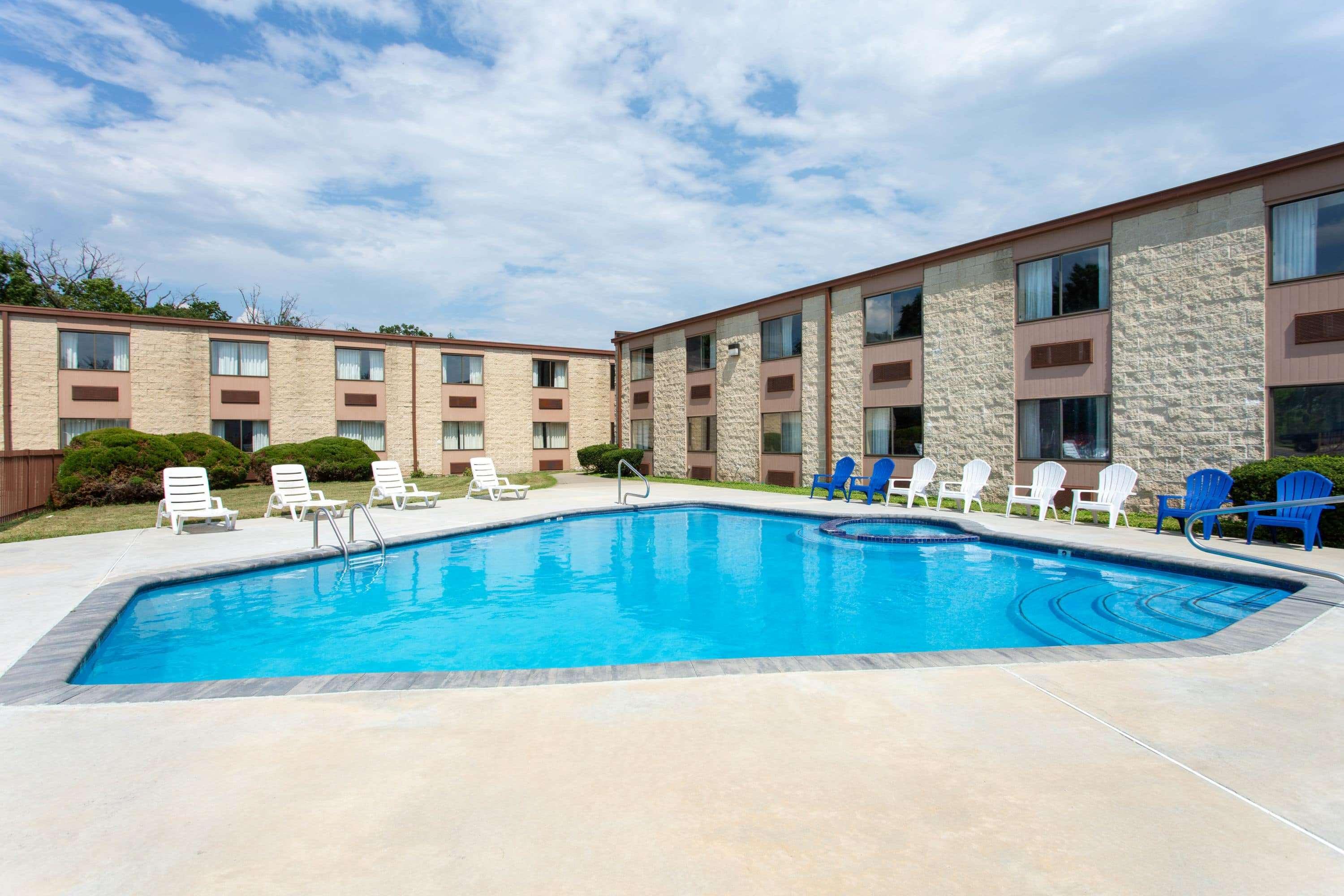 Days Inn By Wyndham Hillsborough Екстер'єр фото
