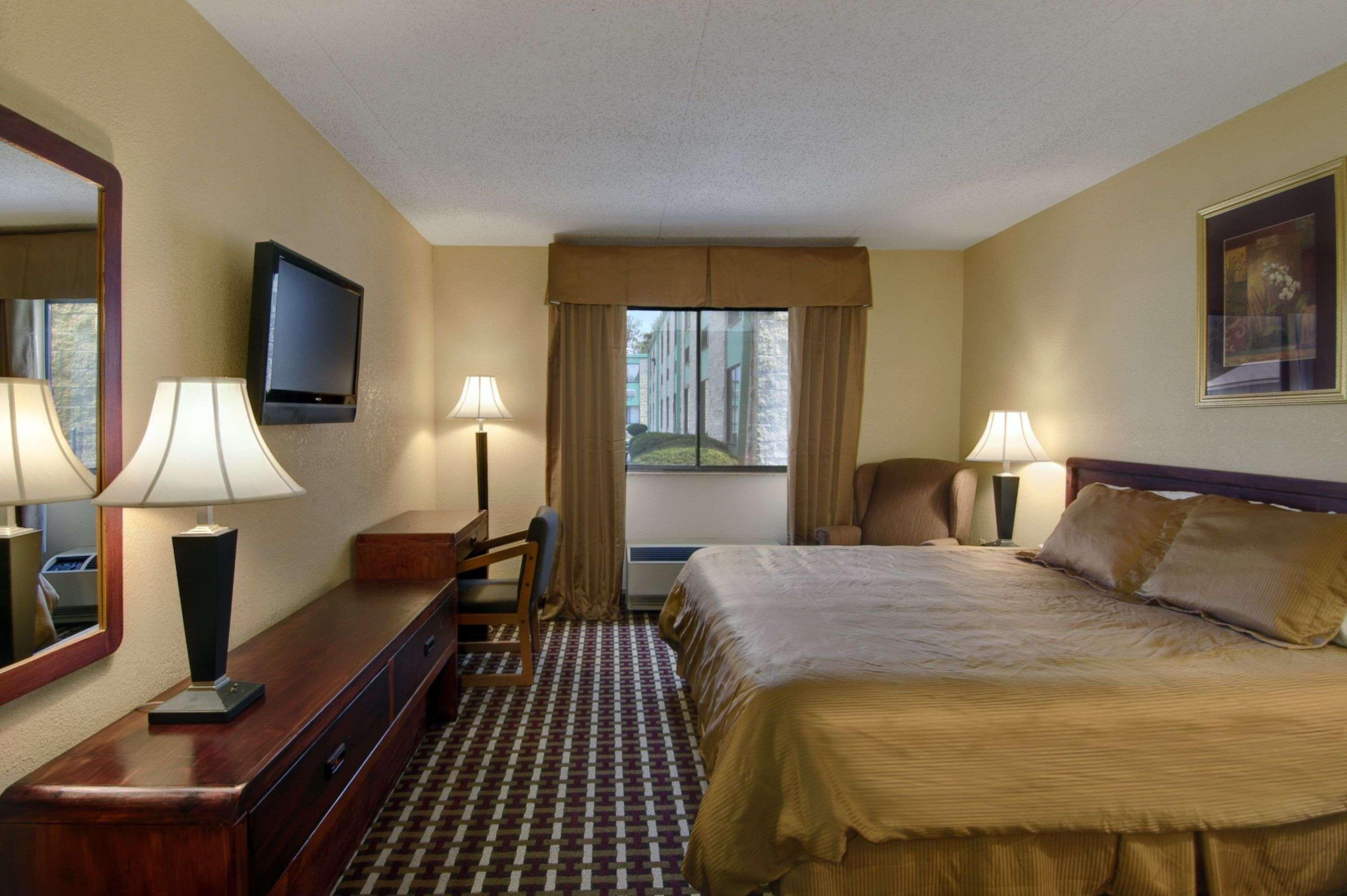 Days Inn By Wyndham Hillsborough Екстер'єр фото