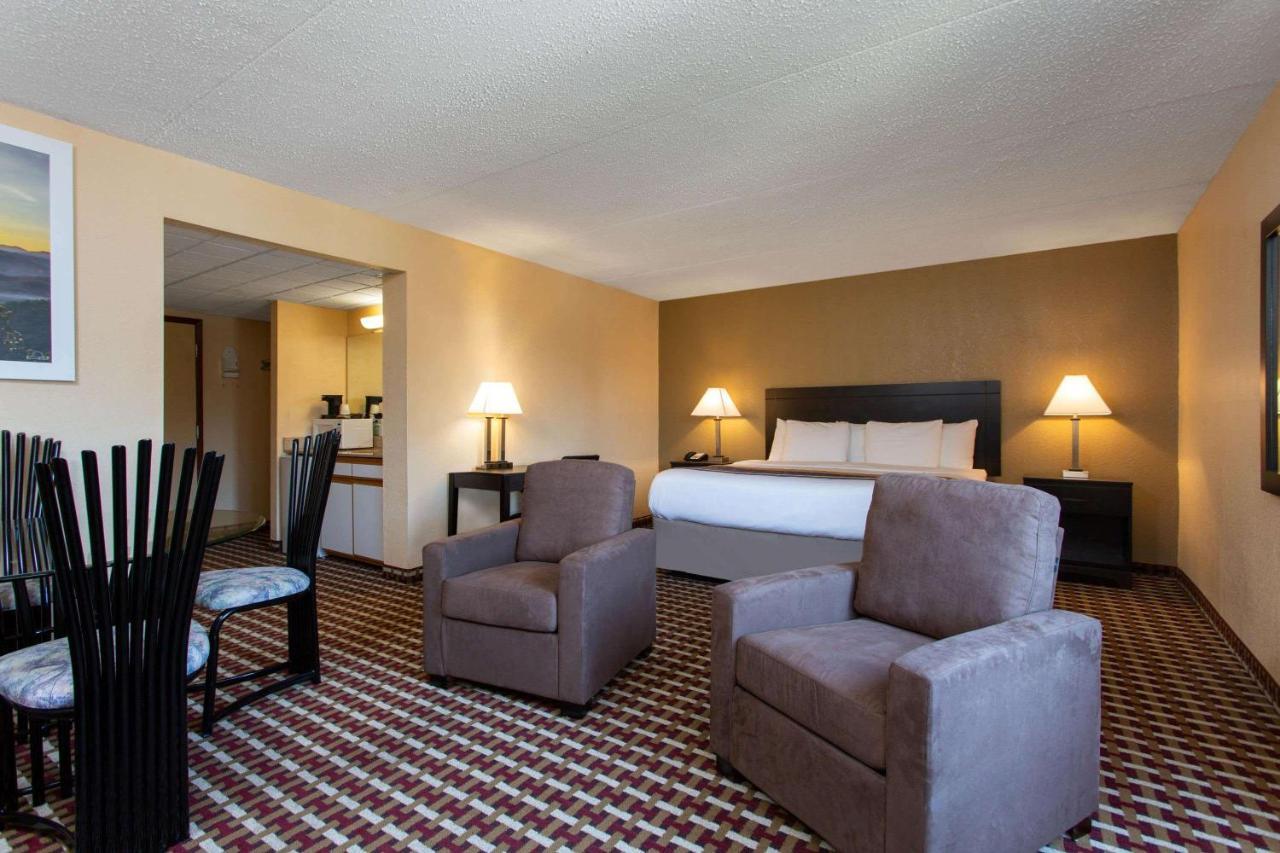 Days Inn By Wyndham Hillsborough Екстер'єр фото